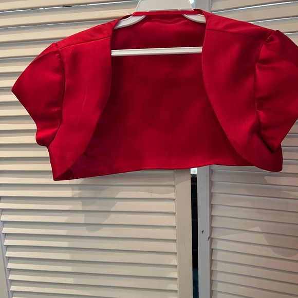 Looking for a classy wedding dress that is red! Noir by Laredo is it. Size 6 - Picture 5 of 9